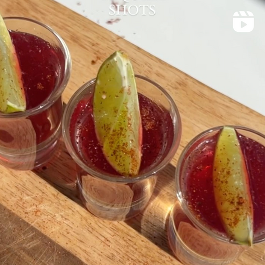 ¡Dale un toque locochón a tus shots con esta receta de fresa y manzana!
